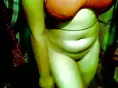 लहरों पर भव्य सेक्सी ...