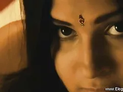 अपने युवा प्रेमी के  ...