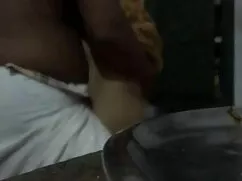 आबनूस बेब एक सफेद मु ...