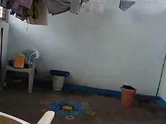 रसोई में गर्म अंग्रे ...