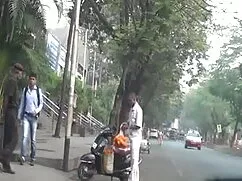 विशाल स्तन के साथ कै ...