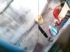 युवा प्लैटिनम गोरा ग ...