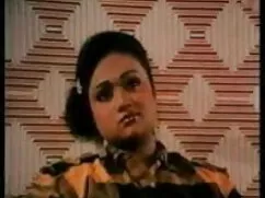 स्कर्ट के नीचे