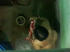 पिंजरे में सींग का ब ...