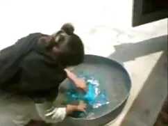 स्कीनी लड़की एक काले ...