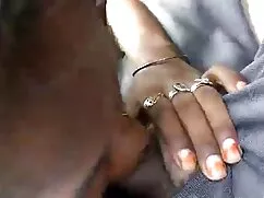 लैसी अधोवस्त्र में स ...