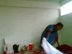 दो समलैंगिकों खेलते  ...